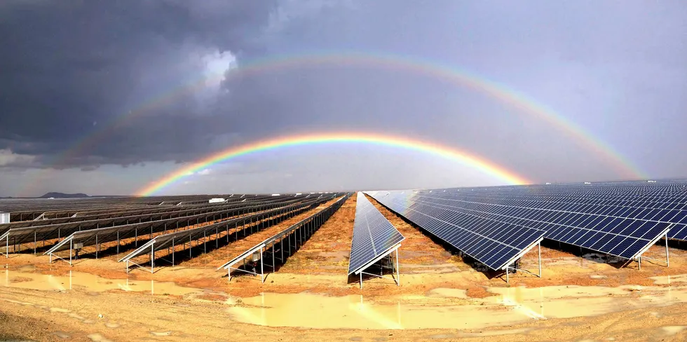 Scatec Solar kjøper SN Power og blir dermed ikke lenger et rent solselskap, men et fornybarselskap. Samtidig foreslås navnet endret til Scatc. Her fra selskapets solpark i Kalkbult i Sør-Afrika.