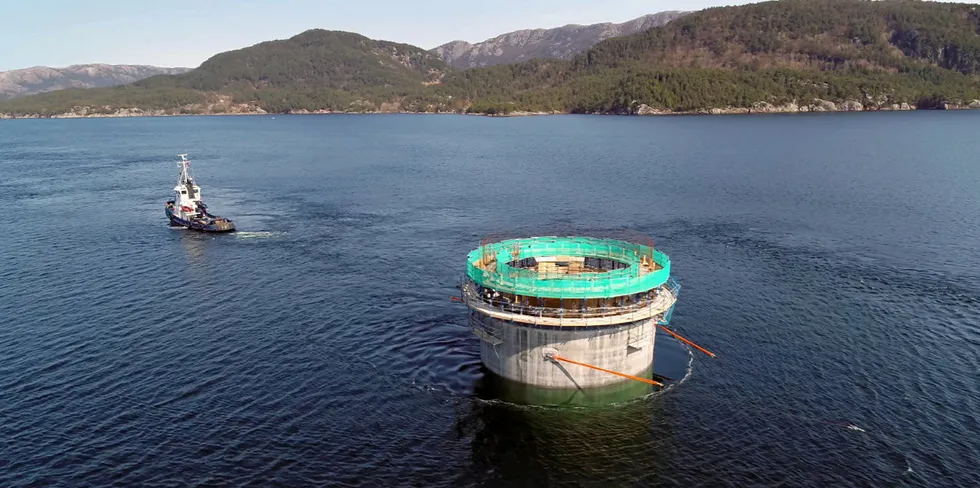 Understell transporteres fra Aker Solutions felt på Stord til dypvannsområdet oved Dommersnes.