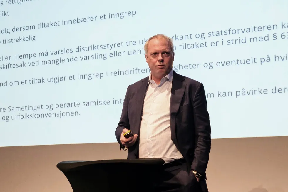 Bendik Christoffersen i advokatfirmaet Thommessen er kritisk til NVEs praksis med konsultasjoner uten at tiltakshaver er til stede.