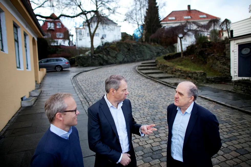 SR-banks konjunkturbarometer har ikke sett lysere ut på lenge. Fra venstre: sjeføkonom Kyrre M. Knudsen, banksjef Arne Austreid og bedriftsmarkedssjef Tore Medhus utenfor representasjonsvillaen i Gamle Stavanger. Foto: Tomas Larsen