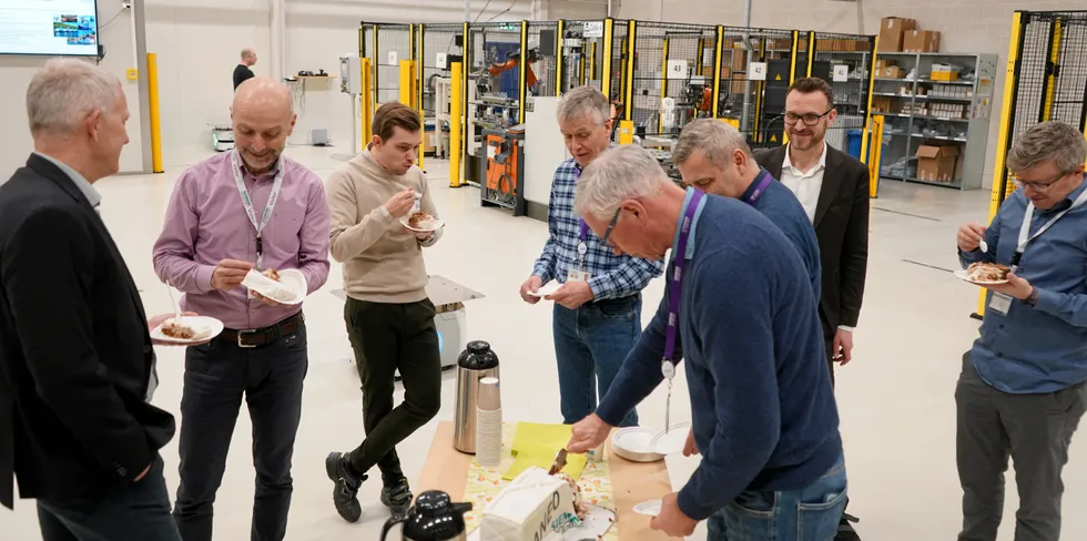 Aneo og Siemens Energy skal installere et batteri ved Mørre vannkraftverk for å etablere et hybridkraftverk som kan levere raske reserver til Statnetts balansemarkeder. Avtale betyr kake, for anledningen utformet som et batteri.