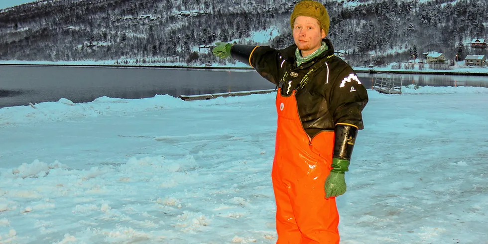 MÅ BEDRES: Jørn Martin Olsen (25) mener Burfjord trenger bedre havneforhold, om fiskeflåten skal vokse.