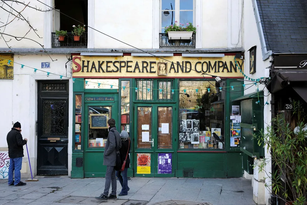Teksten over inngangen til bokhandelens lesesal sier «Be not inhospitable to strangers, lest they be angels in disguise», skriver forfatteren. Her utenfor bokhandelen Shakespeare and Company i Paris. Foto: Miguel Medina/AFP/NTB Scanpix