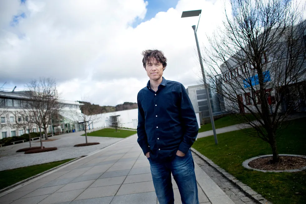 Ola Kvaløy er professor i økonomi ved Universitetet i Stavanger. Han er mer positiv til variable bonusutbetalinger enn høyere fastlønn som kompensasjon. Han advarte mot Jan Christian Vestres bonuskutt i allerede 2022.