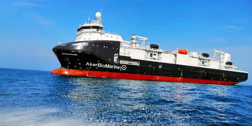 Krillbåten «Antarctic Provider» til Aker Biomarine har her med seg krillmel som skal brukes i fôr til oppdrettsfisk.