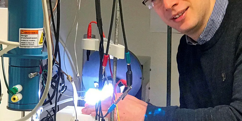 HYDROGEN: Athanasios Chatzitakis og kollegaene bruker et virtuelt sollys for å utvikle teknologien som i fremtiden kan gi deg ren hydrogenenergi «on-the-go».