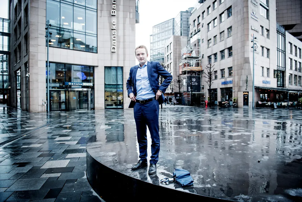 Valutaanalytiker Kristoffer Lomholt fra Danske Bank har sett etter muligheter for å shorte kronen mot slutten av året.