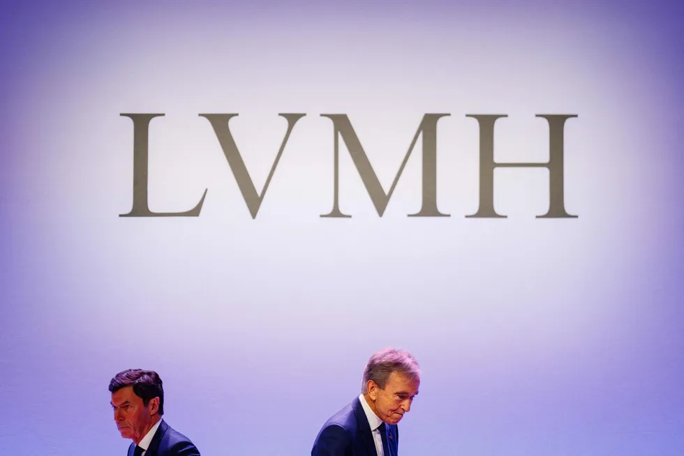 LVMH-sjef Bernard Arnault (t.h.) og finansdirektør Jean-Jacques Guiony (t.v.) avbildet på en kvartalspresentasjon tidligere i år.