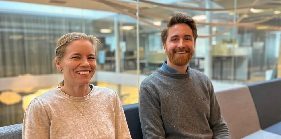 Mariann Kløverød Foss og Fredrik Aulie er begge nyansatte som krafthandlere i Østfold Energi.