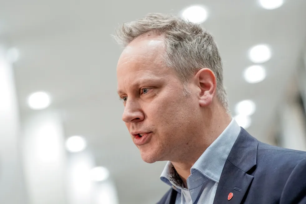 Samferdselsminister Jon-Ivar Nygård møter pressen etter et møte med ledelsen i Bane Nor, Jernbanedirektoratet og Statens jernbanetilsyn om Follobanen tirsdag 3. januar.