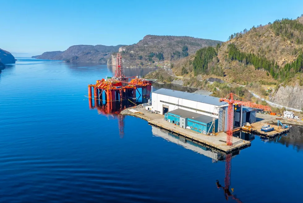 Verftet, slik det ligger rett under E39-broen i Fedafjorden ved Flekkefjord.