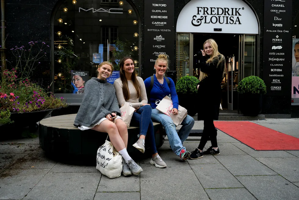 Varner-eide Fredrik&Louisa har tapt flere titall millioner kroner på bunnlinjen de siste tre årene. De fire studievenninnene Hedvig Broby-Bergem, Regine Henningsen, Vilde Gitmark og Therese Hæhre handler mest på nett, men når de bestemmer seg, lar de seg rive med også i tradisjonelle butikker.