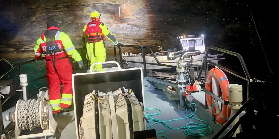 Forventningene vi møtes av, og kravene vi stiller til oss selv drives av en høyere ambisjon enn å være 100 prosent statlig drevet, skriver Tobias Bang-Hansen. På bildet er «Odd Fellow III» på plass da en havbruksbåt kantret ved utenfor Sandnessjøen i 2020.