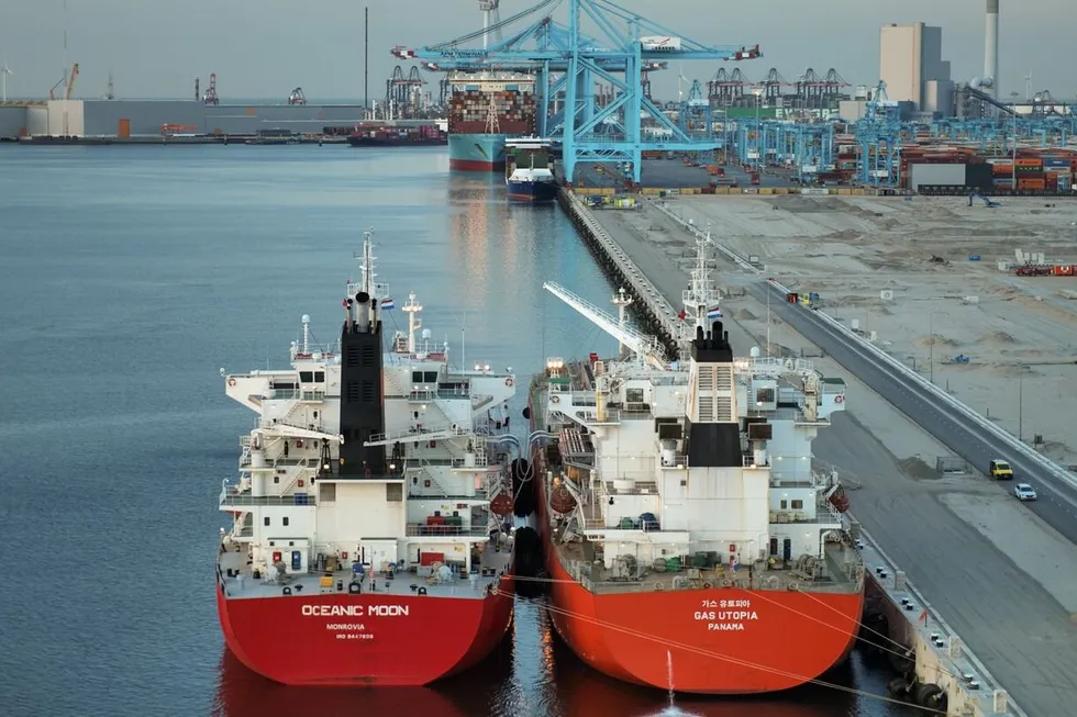 Ammonia being transferred between Oceanic Moon and Gas Utopia in the Port of Rotterdam