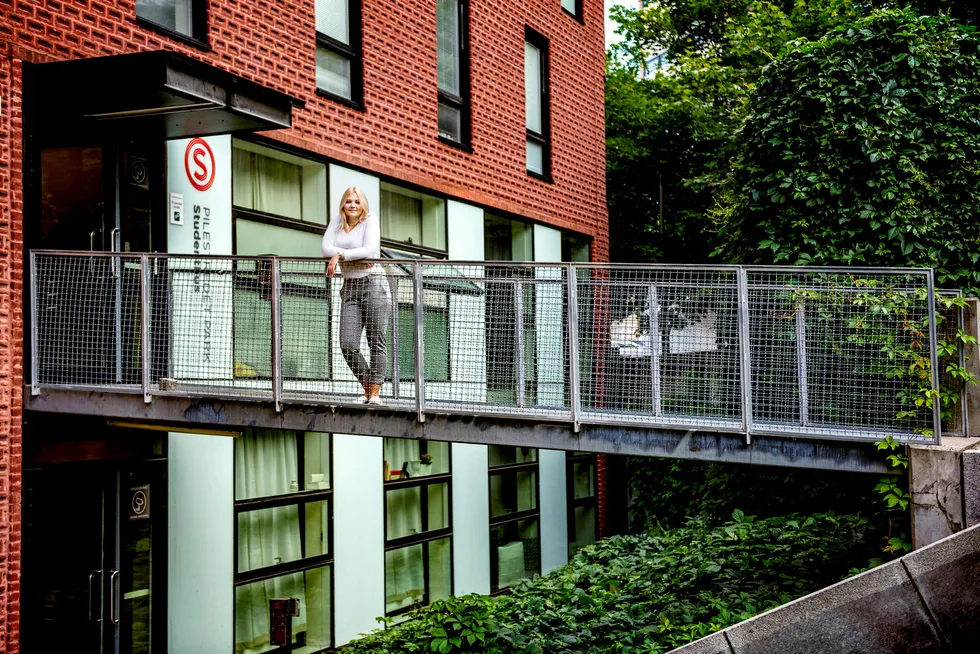 Elisabeth Holien, leder av Velferdstinget i Oslo og Akershus, mener det bygges altfor få studentboliger i Oslo, slik som denne SiO-blokken i Pilestredet i Oslo. Lav dekningsgrad i tillegg til et tøft leiemarked gjør at nye studenter i hovedstaden går en tøff tid i møte, mener hun. Foto: Fartein Rudjord