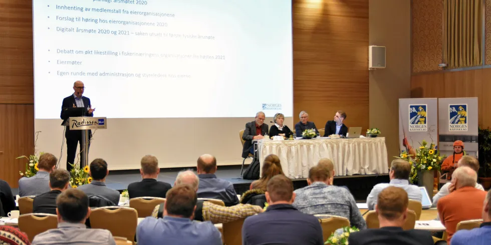 8. mars skrev direktørene i salgslagene i fiskerinæringa: Paul Oma (Sildelaget), Svein Ove Haugland (Råfisklaget), og Bjørn Kvalheim (Vest-Norges Fiskesalgslag, Sveinung Flem (Sunnmøre og Romsdal Fiskesalslag) og Kjell-Arild Tøfte Skagerakfisk) så kjekt «En hilsen fra gutteklubben grei: Vi skal ta oss sammen!». Bildet er fra Råfisklagets årsmøte i år.