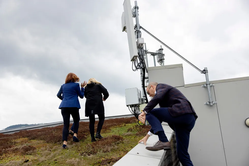 Administrerende direktør Ola Børke i Eidsiva Bredbånd klatrer opp på taket etter fibersjef Mariann Salvesen og Ice-styreleder Toril Nag. – For Eidsiva vil dette være en naturlig forlengelse av vår kjernevirksomhet, nemlig å jobbe med samfunnskritisk infrastruktur, sier Børke.