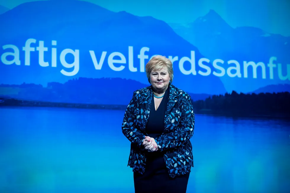 Statsminister Erna Solberg åpner for at Babcock kan starte med ambulanseflyvningene tidligere enn avtalt. Her er hun på scenen under Høyres landsmøte tidligere i vår. Foto: Skjalg Bøhmer Vold
