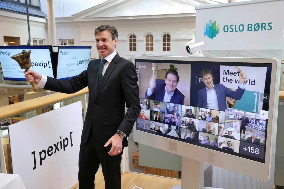 Børsdirektør Øivind Amundsen ringte i bjellen da Pexip Holding ble notert på Oslo Børs i fjor. Selskapet ble notert til kurs 63 kroner. Nå er kursen 38 kroner.