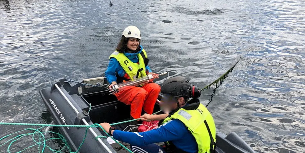 Her holder Lisa-Victoria Bernhardt i en vannhenter. Denne ble brukt til å ta ut vannprøver fra forskjellige vanndybder i felt, under pilotstudien som ble utført for å finne ut av den mest egnede tilnærmingen for å overvåke SAV på oppdrettsanlegg.