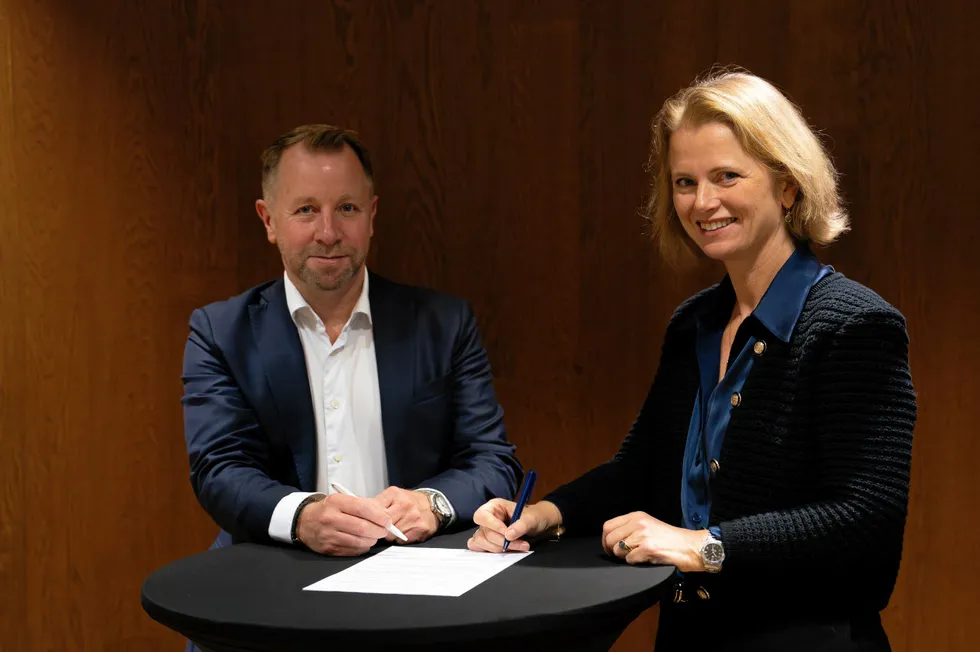 Amogys Christian W. Berg og Hege Økland i Hy2gen Norway undersigneringen.