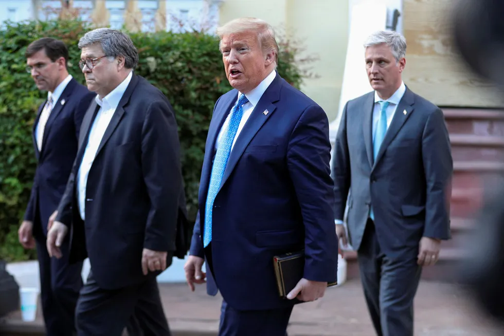 President Donald Trump med (fra venstre) forsvarsminister Mark Esper, justisminister Bill Barr og nasjonal sikkerhetsrådgiver Robert O'Brien på vei til å ta de omstridte bildene foran kirken St. John's Episcopal Church i Washington mandag.