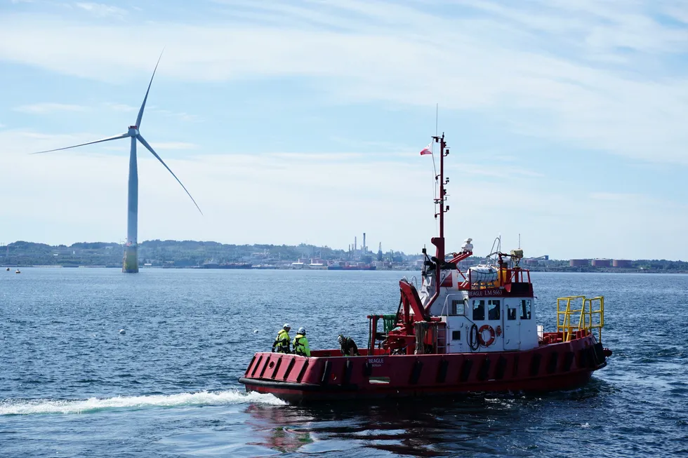 Equinor skal nedprioritere auksjoner om havvind fremover. Det gjør det enda mindre sannsynlig at selskapet når fornybarmålet sitt for 2030, mener analytikere. Bildet viser en av de flytende vindturbinene som skal installeres i Nordsjøen på Equinors Hywind Tampen-prosjekt.