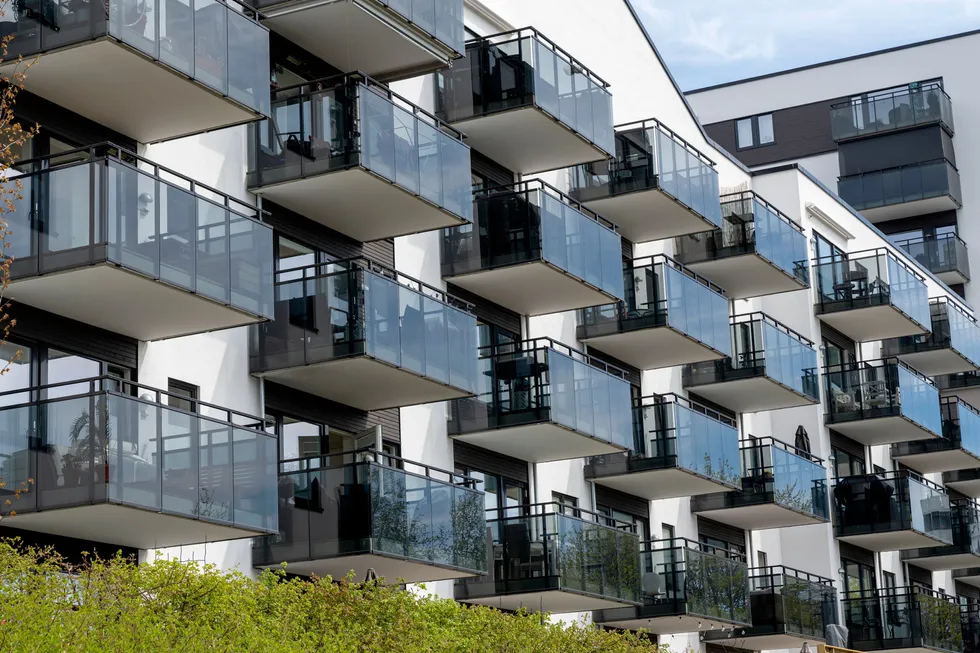 Boligeiendommer for utleie, enten det er fra aksjeselskaper eller private, skattlegges til og med hardere enn næringseiendommer, skriver artikkelforfatteren..
