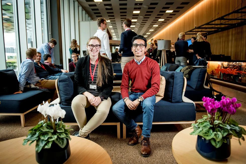 Ingvild Comfort Hvinden, (til venstre) og Sheheryar Zaidi er klare for å møte de 28 andre som har fått studiestipend av Kjell Inge Røkke i Akers lokaler på Fornebu i Bærum. Fredag drar stipendiatene sammen til Roma for å bli bedre kjent.