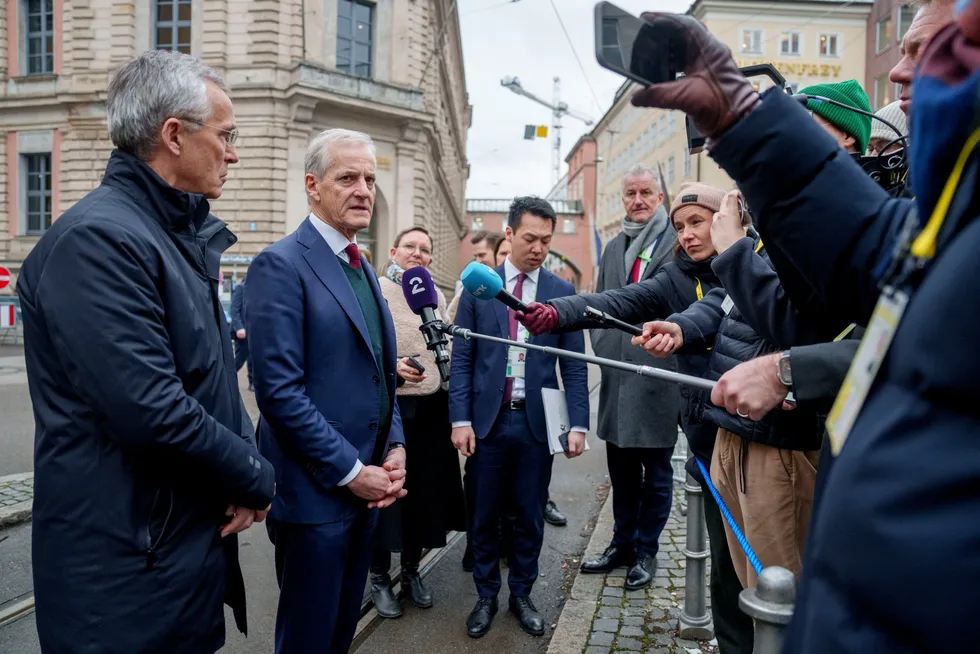 Statsminister Jonas Gahr Støre (Ap) og finansminister Jens Stoltenberg (t.v) deltok på den årlige sikkerhetskonferansen i München.