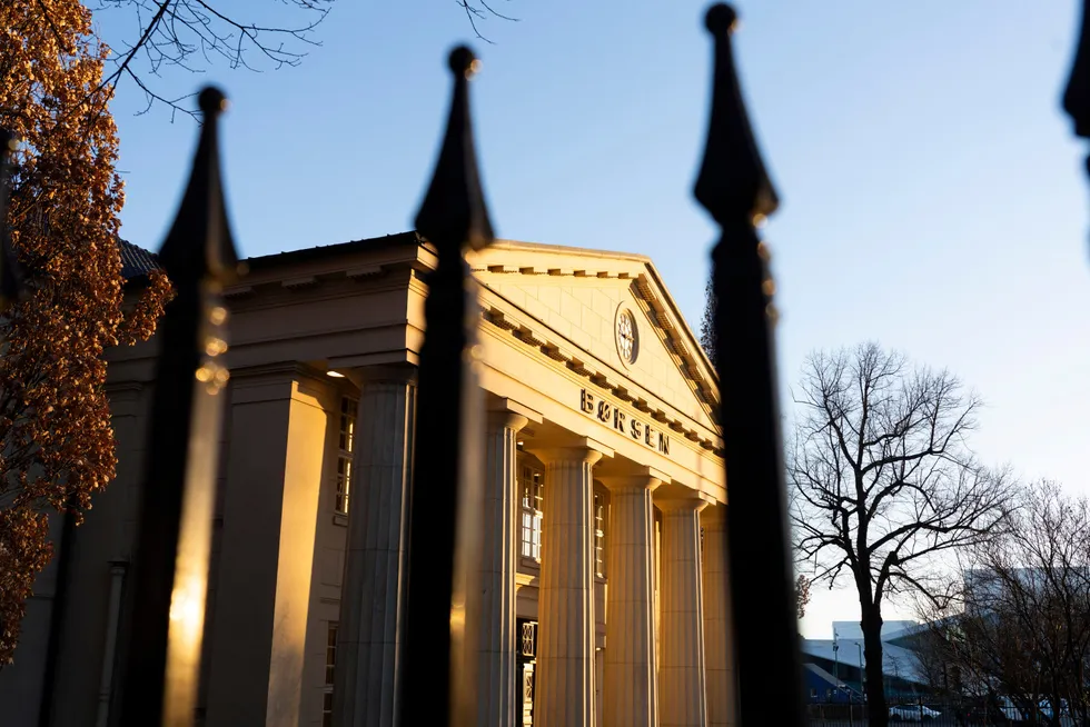 Solen har snudd og dagene blir lengre på Oslo Børs. Spørsmålet er i hvilken grad det hjelper for hovedindeksen i første halvdel av 2025.