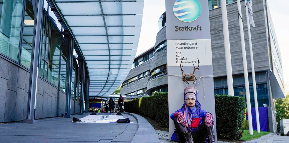 Fosen-aksjonist Mihkkal Hætta demonstrer utenfor Statkraft i forbindelse med at det er to år siden den norske Høyesterett slo fast at vindturbinene på Fosen strider med urfolks rettigheter og menneskerettighetene.