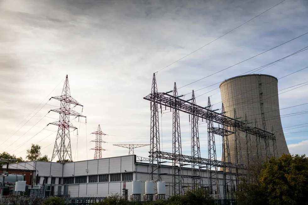 Skal vi ta i bruk sanksjoner som virkelig rammer Putins regime, må vi bære og dele kostnadene: høye energipriser og alt det medfører, skriver Nick Sitter. Bildet: Gasskraftverk i Drogenbos ved Brussel.