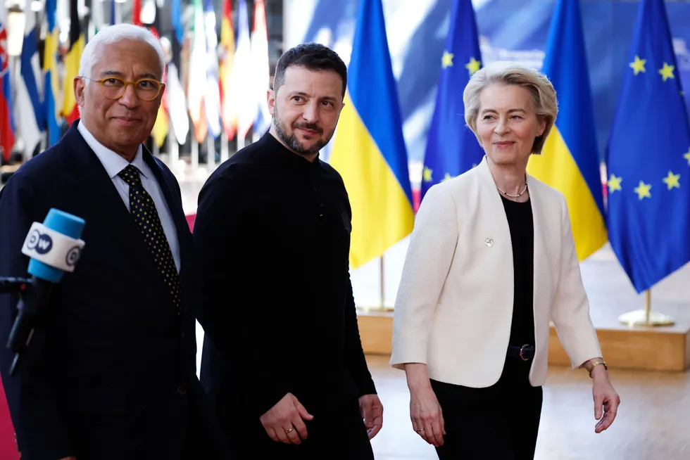 Rådet for Den europeiske unions leder Antonio Costa, Ukrainas president Volodymyr Zelensky og Europakommisjonens president Ursula von der Leyen under EU-toppmøtet i Brussel.
