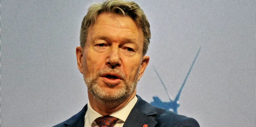 Olje- og energiminister Terje Aasland (Ap) holder muligheten åpen for at regjeringen kan begrense strømeksporten.