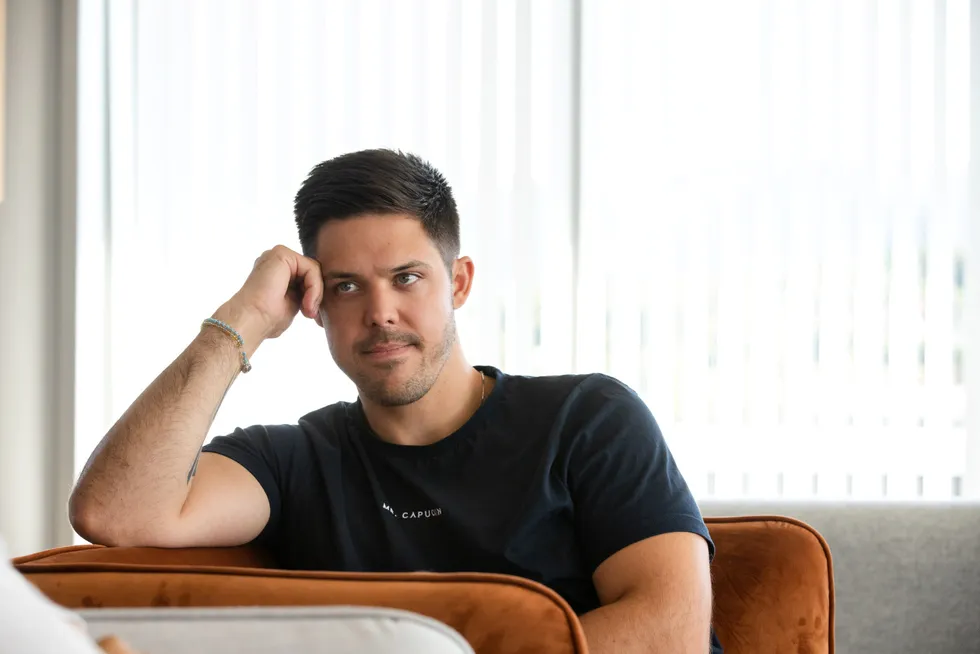 Jonas Helmikstøl, sjef og gründer av Easee, er blitt milliardær på selskapet han og to andre grunnla i 2018. Nå kan han risikere salgsnekt for laderne.