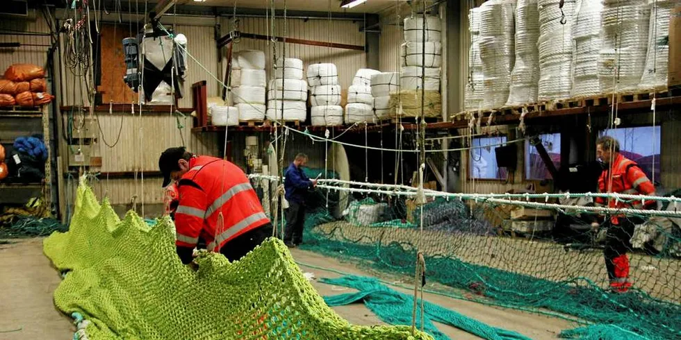Bøting av trålpose og snurrevad på Mørenots avdeling på Skjervøy i Nord-Troms.Arkivfoto: Torhild Måkestad Martinussen