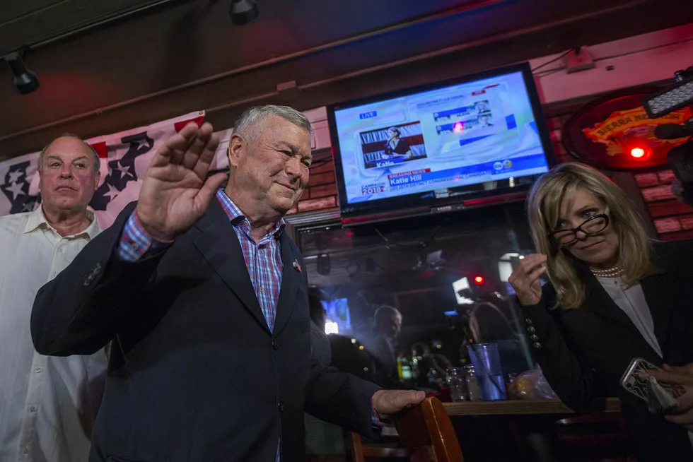 Dana Rohrabacher forlater sin egen valgvake i Costa Mesa, California da valgnederlaget var klart natt til onsdag.