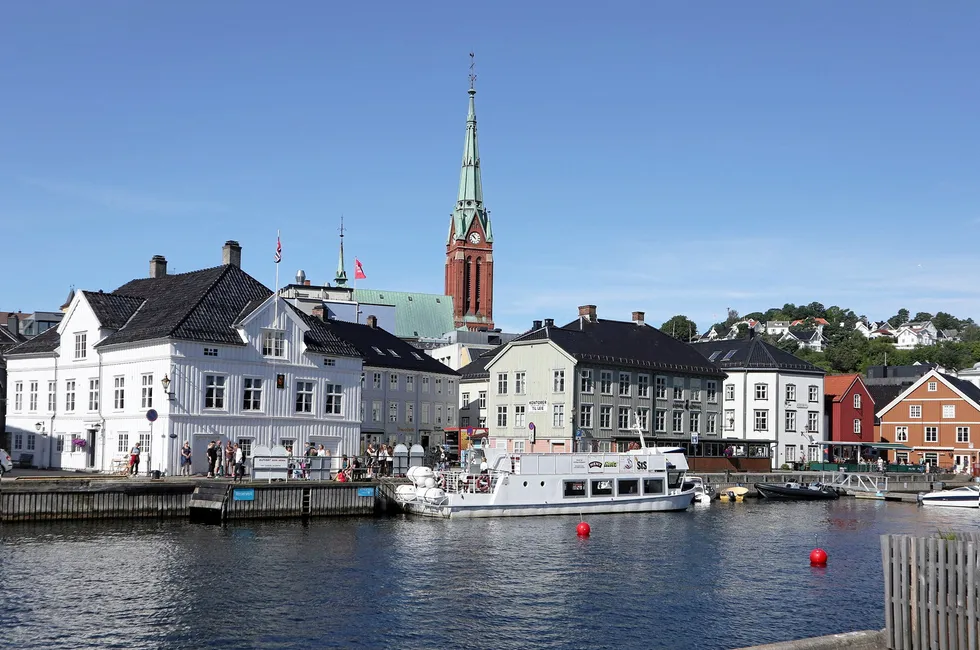 Strømprisen i NO2 faller kraftig lørdag. Det har vært et tydelig skille mellom prisene på hverdager og i helgene nå i juli.