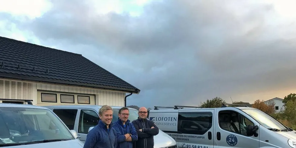 Lofoten kjøleservice: Daglig leder Vegard Jakobsen (t.h.) i Lofoten kjøleservice vurderer å ansette flere medarbeidere. Her sammen med Karl Kristian Urås (t.v.) og Geir Karlsen. Foto: Privat