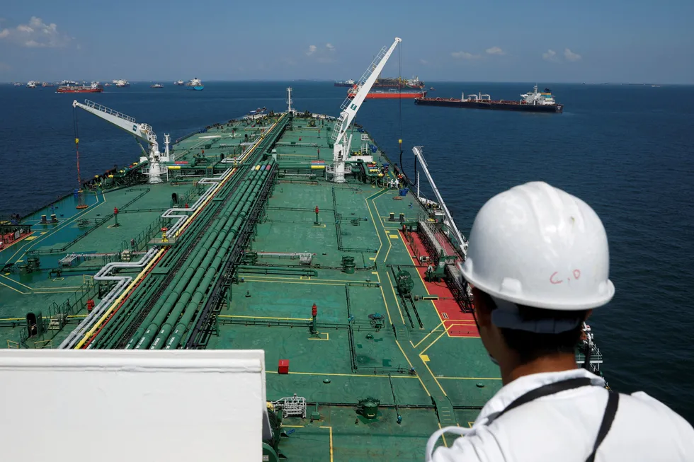 Ekspertene tror på to gode år i tankmarkedet. Her står en person fra mannskapet på broen til et kjempestort tankskip utenfor Jurong i Singapore i 2019.