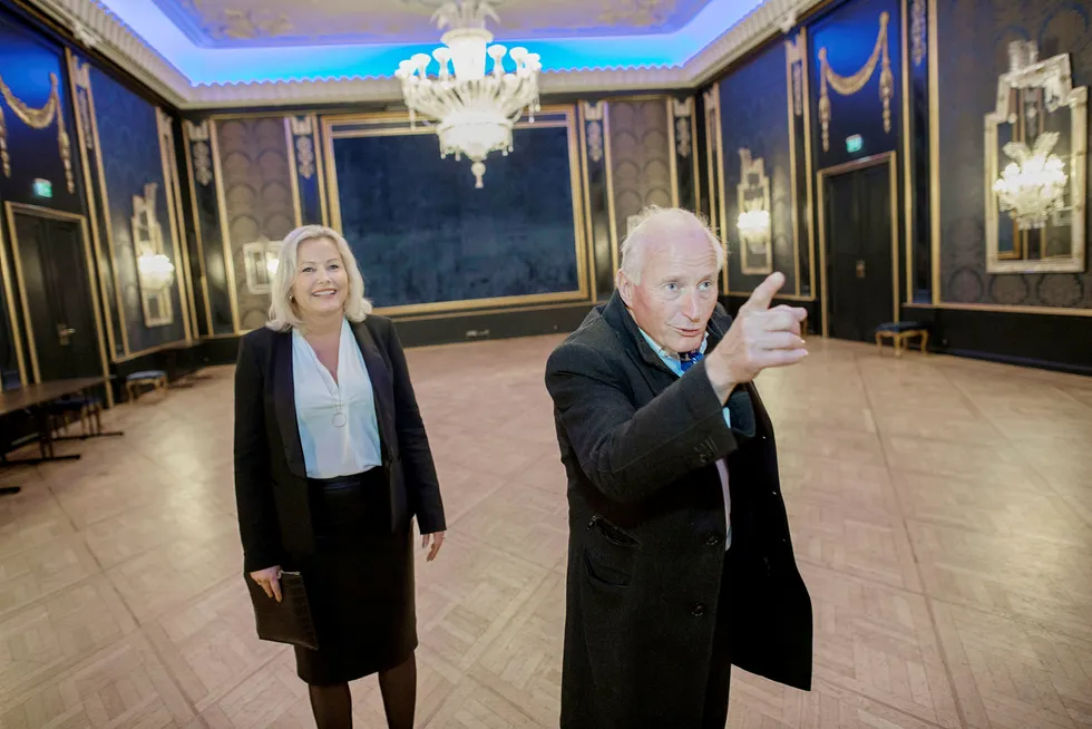 Administrerende direktør og majoritetseier Christian Ringnes i Eiendomsspar og hotelldirektør Fredrikke Næss viser rundt i nyoppussede Grand Hotel, her fra Rokokkosalen. Foto: Øyvind Elvsborg