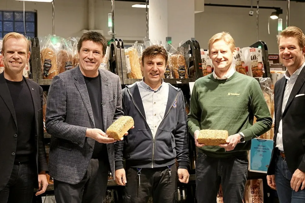 Svein Tore Holsether (Yara CEO), Ole Robert Reitan (Reitan Retail CEO), Mehmet Teknøz (a REMA 1000 store manager), Svenn Ivar Fure (Felleskjøpet CEO) and Jan-Eirik Eikeland (Norgesmøllene CEO) at a REMA 1000 store in Majorstuen, Oslo.