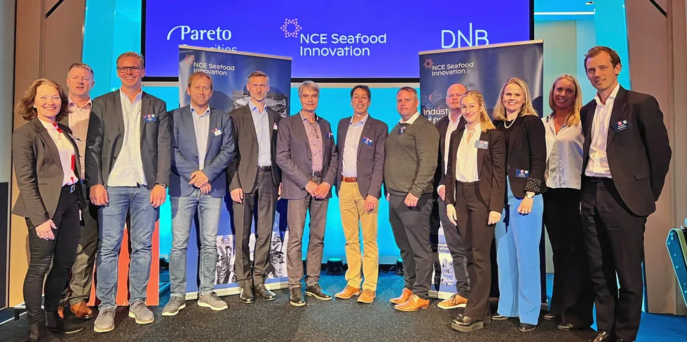 Seafood Innovation Award deles ut i forbindelse med tre-dagers konferansen North Atlantic Seafood. Fra venstre: Benedicte Skogen (NCE Seafood Innovation), Bjorgolfur Havardsson (NCE Seafood Innovation), Sindre Hansen (EasyX), Morten Kroslid (SoftSeaweed), Anton Voskoboynikov (SoftSeaweed), Eldar Lien (Searas), Brian Quinn (WellFish Diagnostics), Runar Trellevik (Tekslo seafood), Jan Fredrik Gjerstad (EasyX), Nina Stangeland (NCE Seafood Innovation), Maria hanedalen (dnb), Carl-Emil Kjølås Johannessen (Pareto) Forum.