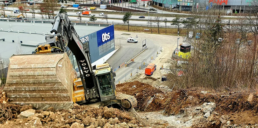 Fortum Oslo Varme er i full gang med et utfordrende infrastrukturprosjekt i Groruddalen. Her ser vi deler av utbygningen i bratt terreng mellom firefelts E6 nordover og ytre ringvei. Prosjektet skal være klart allerede denne høsten.