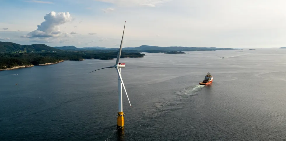 En havvindturbin under slep på veg ut i havet. Den norske leverandørindustrien til havvindsektoren har i dag en global markedsandel på fire prosent, men den kan dobles om få år. Havvindnæringen over hele verden er i vekst.