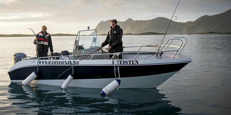 TURISTFISKERE: Her fisker turister kveite utenfor Hamn på Senja. Kveita på 50 kilo, ble sluppet ut igjen.