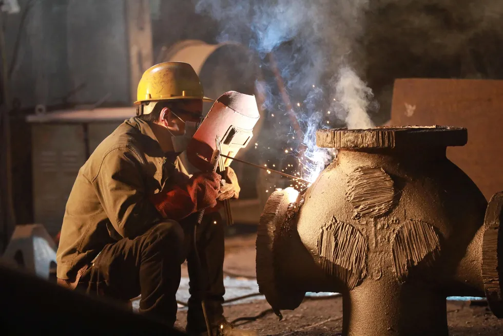 Stålaksjer har fått hard medfart i Asia, ettersom amerikanske myndigheter står klare til å innføre 25 prosent toll på stål- og aluminiumsimport onsdag. Her fra en produsent i den kinesiske Zhejiang-provinsen
