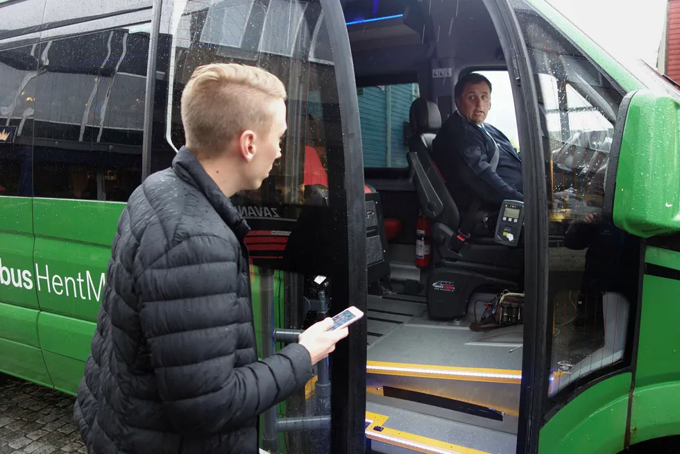 Kollektivselskapet Kolumbus tester nå ut en «hent-meg-buss» i Sauda. Den har ingen faste ruter, men baserer seg på folks løpende bestillinger. Den Vancouver-baserte utvikleren Kristoffer Vik Hansen viser sin bestilling til sjåfør Tor Michaelsen.