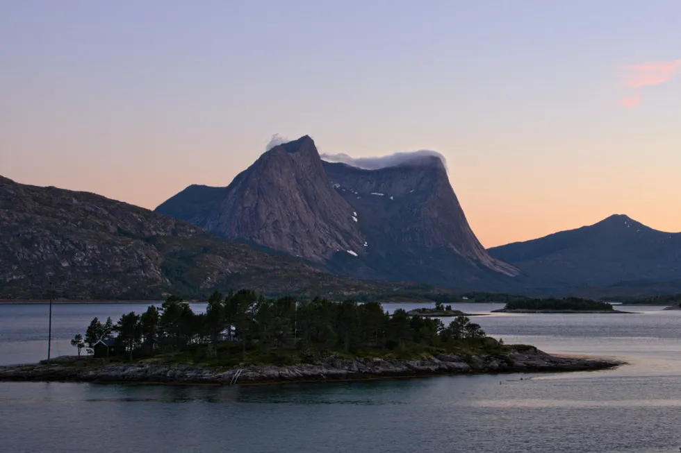 Fergesambandet i Nordland elektrifiseres. Det har ført til et komplekst prosjekt for Kystnett, på oppdrag fra Statens vegvesen. I ettertid har partene kranglet om hvordan anleggsbidraget egentlig skal beregnes, og hvor stort det skal være.